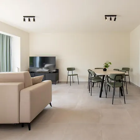 Trendy Seaside Apartment *